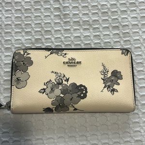 Coach wallet. Full Zip  ivory with flowers